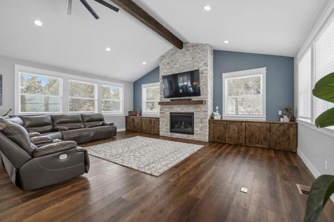 Tiny photo for 9536 Kestrel Road, Klamath Falls, OR 97601 (MLS # 220215653)