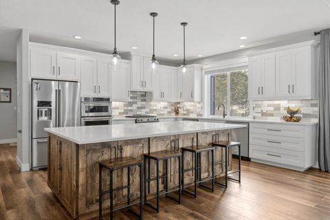 Tiny photo for 9536 Kestrel Road, Klamath Falls, OR 97601 (MLS # 220215653)