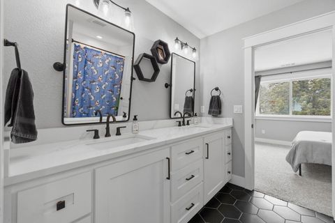 Tiny photo for 9536 Kestrel Road, Klamath Falls, OR 97601 (MLS # 220215653)