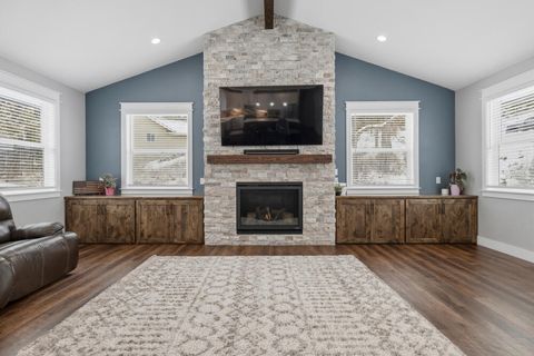 Tiny photo for 9536 Kestrel Road, Klamath Falls, OR 97601 (MLS # 220215653)