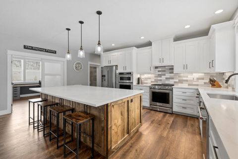 Tiny photo for 9536 Kestrel Road, Klamath Falls, OR 97601 (MLS # 220215653)