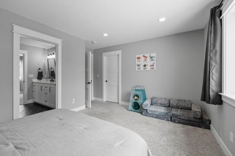 Tiny photo for 9536 Kestrel Road, Klamath Falls, OR 97601 (MLS # 220215653)