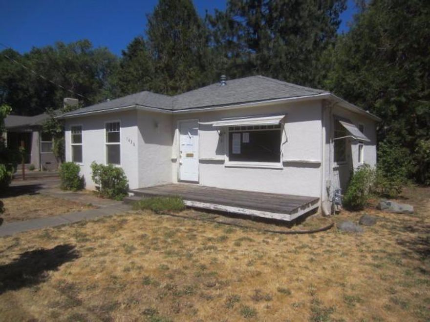 This is a Fannie Mae homepath property..Cute home in NW Grants Pass. Has hardwood flooring throughout most of home. Cute kitchen with vinyl flooring. Spacious living area. Fenced in backyard. Could be good first time buyer or investor property.