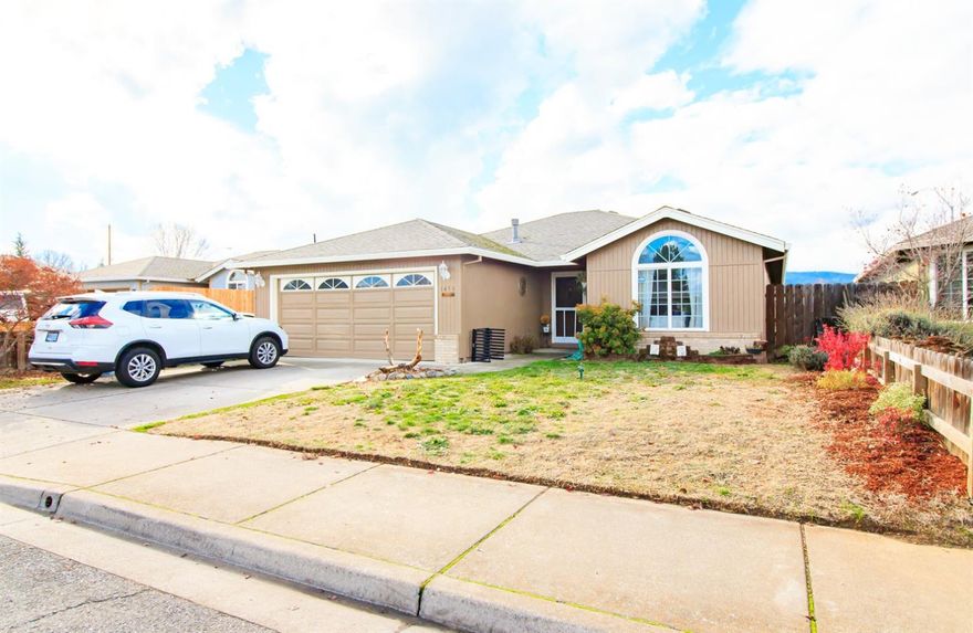 Property is located on a cul-de-sac, ceilings are 9 ft. in the entry and living room, large dinning area and kitchen, utility room, front bedroom has a vaulted ceiling, master bath has a walk-in closet. Large fenced back yard.