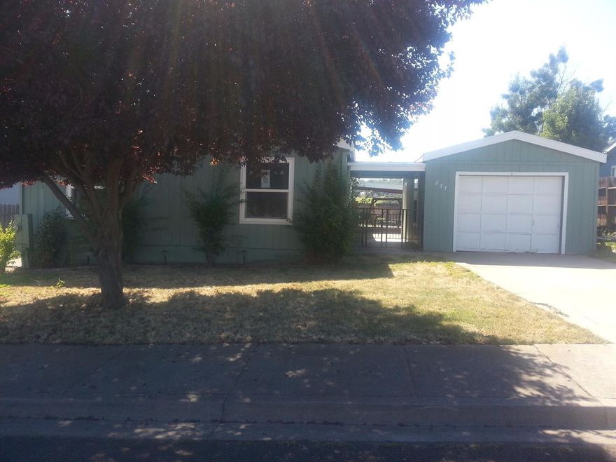 Fantastic Buy in Eagle Point. Nice Neighborhood. REO property needs TLC. Bring your tools & bring this one back to life. Seller will not pay commission on any concessions.