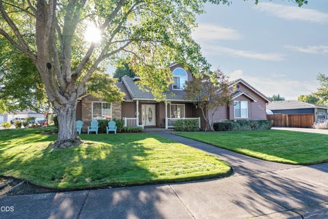 Photo of 947 Brandon Street, Central Point, OR 97502 (MLS # 220229733)