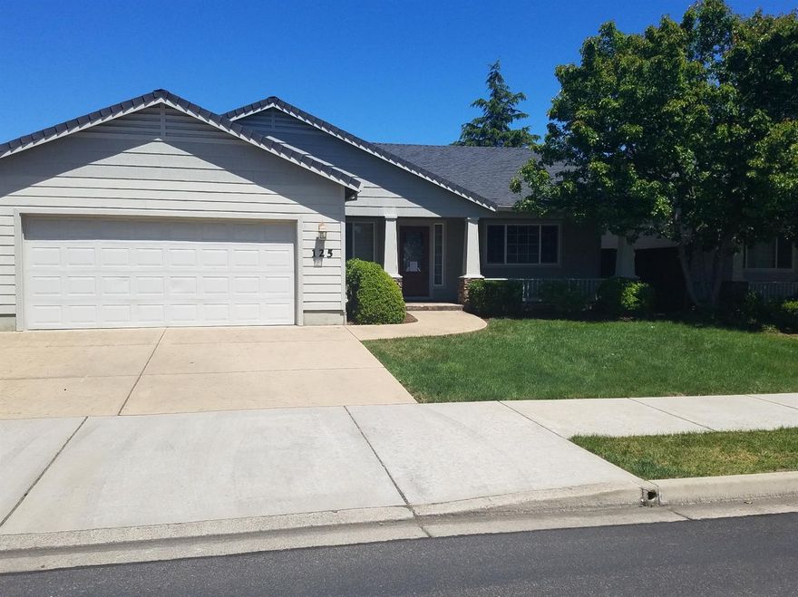 Lovely 1552 sq.ft., 3 bedroom/2 bath home in Glenwood Subdivision. Features gas fireplace, vaulted ceilings, granite counter tops in kitchen, and tile counter tops in both bathrooms. Open living concept, walk-in closet in master, nice sized soaking tub in master, stamped concrete driveway and patio. Beautiful front porch to sit and enjoy your morning coffee. Shows pride of ownership. Mature landscaping with in-ground sprinkler system. Two blocks from Lucas Park.