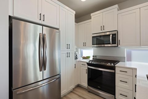 Tiny photo for 3859 NE Oakside Lp Loop, Bend, OR 97701 (MLS # 220213145)