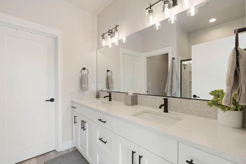 Tiny photo for 3859 NE Oakside Lp Loop, Bend, OR 97701 (MLS # 220213145)