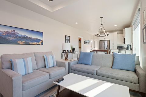 Tiny photo for 3859 NE Oakside Lp Loop, Bend, OR 97701 (MLS # 220213145)