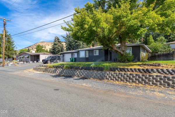 1801 MCCLELLAN DR, KLAMATH FALLS, OR 97603 - Image 2f9f0ab8a4e440b213648af973db069a/2418357456