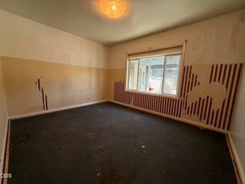 Tiny photo for 705 Doty Street, Klamath Falls, OR 97601 (MLS # 220225876)