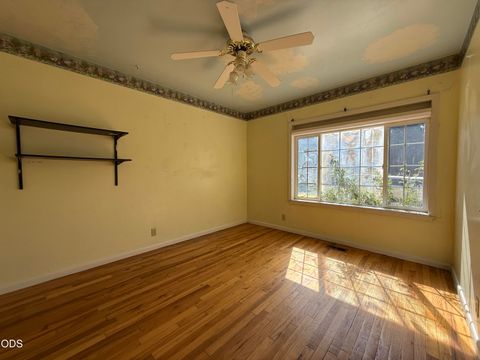 Tiny photo for 705 Doty Street, Klamath Falls, OR 97601 (MLS # 220225876)
