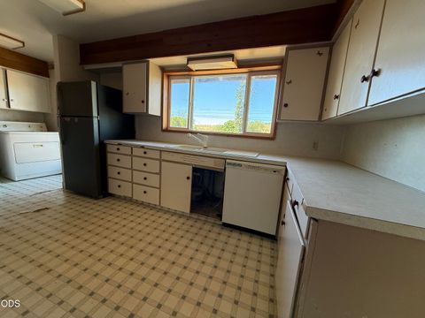 Tiny photo for 705 Doty Street, Klamath Falls, OR 97601 (MLS # 220225876)