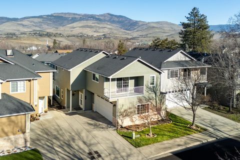 Photo of 267 Meadow Drive, Ashland, OR 97520 (MLS # 220214291)