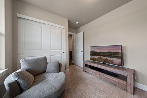 Tiny photo for 1797 NE 4th Street, Redmond, OR 97756 (MLS # 220211988)