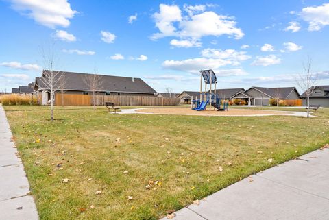 Tiny photo for 1797 NE 4th Street, Redmond, OR 97756 (MLS # 220211988)