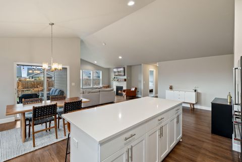 Tiny photo for 1797 NE 4th Street, Redmond, OR 97756 (MLS # 220211988)