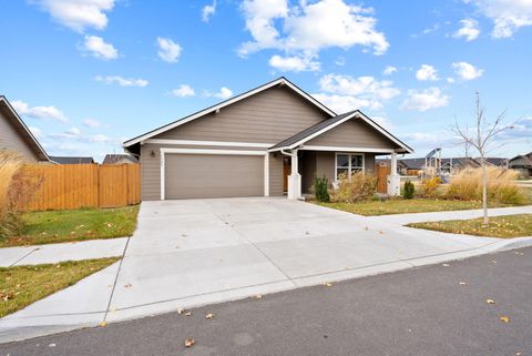 Photo of 1797 NE 4th Street, Redmond, OR 97756 (MLS # 220211988)