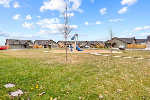 Tiny photo for 1797 NE 4th Street, Redmond, OR 97756 (MLS # 220211988)