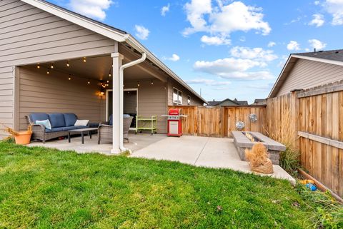 Tiny photo for 1797 NE 4th Street, Redmond, OR 97756 (MLS # 220211988)