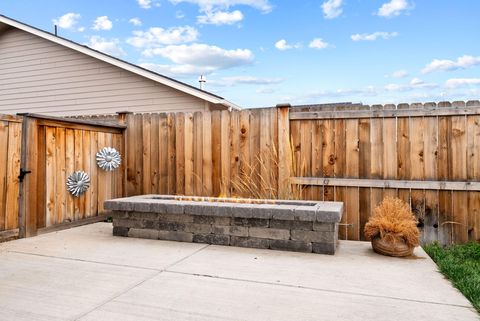 Tiny photo for 1797 NE 4th Street, Redmond, OR 97756 (MLS # 220211988)