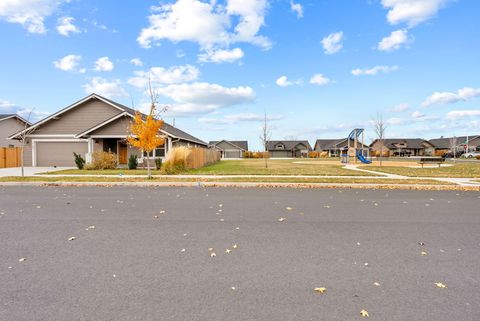 Tiny photo for 1797 NE 4th Street, Redmond, OR 97756 (MLS # 220211988)