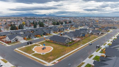 Tiny photo for 1797 NE 4th Street, Redmond, OR 97756 (MLS # 220211988)