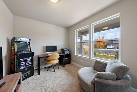 Tiny photo for 1797 NE 4th Street, Redmond, OR 97756 (MLS # 220211988)