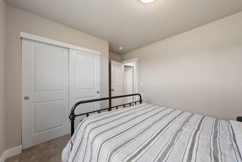 Tiny photo for 1797 NE 4th Street, Redmond, OR 97756 (MLS # 220211988)