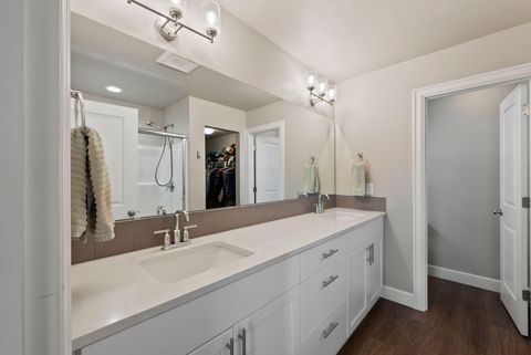 Tiny photo for 1797 NE 4th Street, Redmond, OR 97756 (MLS # 220211988)