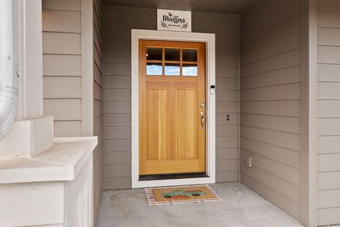 Tiny photo for 1797 NE 4th Street, Redmond, OR 97756 (MLS # 220211988)