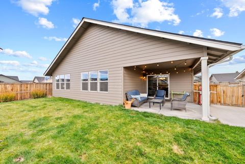 Tiny photo for 1797 NE 4th Street, Redmond, OR 97756 (MLS # 220211988)