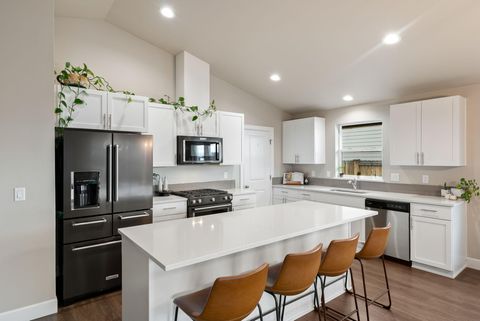 Tiny photo for 1797 NE 4th Street, Redmond, OR 97756 (MLS # 220211988)