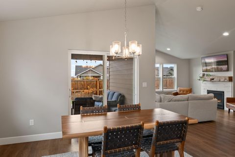 Tiny photo for 1797 NE 4th Street, Redmond, OR 97756 (MLS # 220211988)