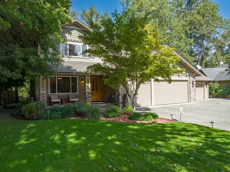 Located in the most premier riverfront community of upscale homes featuring large parcels, private tennis court and boat ramp.  This large craftsman features over 3300 square foot with a fabulous open floorplan, lots of wood, high ceilings and a cook's kitchen with eating bar.  Kitchen features granite, stainless appliances and 6 burner Viking gas stove. The kitchen and living room with gas fireplace have dramatic windows to take in the expansive river views. Formal dining and family room are in the main living area.  Master bdrm on the main level with gas fireplace, coffee bar, wine refrigerator and private patio area with jacuzzi.  
The master bath features heated travertine floors, knotty alder floors, stone counters, double sinks and large shower. There is a 1/2 bath powder room, spacious laundry and 4 car garage on this
main level.  Upstairs is a loft, extra large 2nd master or media room with full bath and river view from the balcony, 2 more spacious bdrms and another full bath.