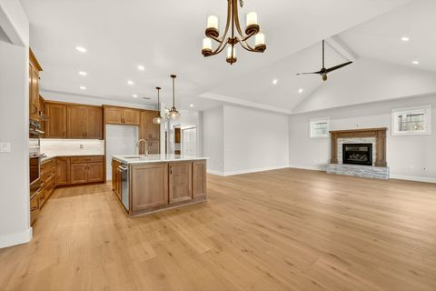 Tiny photo for 4090 Crystal Springs Drive, Medford, OR 97504 (MLS # 220219977)