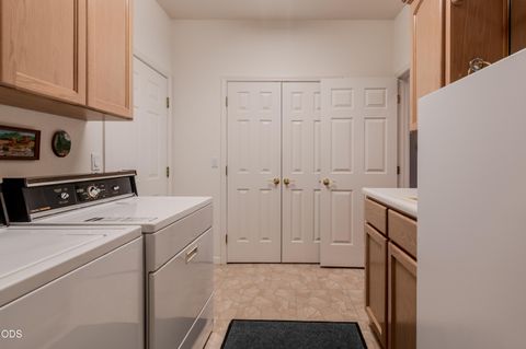 Tiny photo for 401 Golf View Drive, Medford, OR 97504 (MLS # 220225371)
