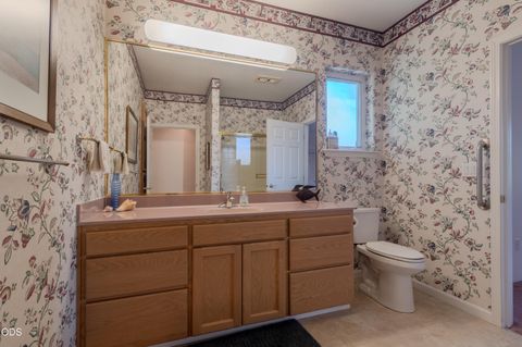 Tiny photo for 401 Golf View Drive, Medford, OR 97504 (MLS # 220225371)