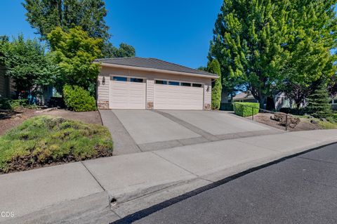 Tiny photo for 401 Golf View Drive, Medford, OR 97504 (MLS # 220225371)