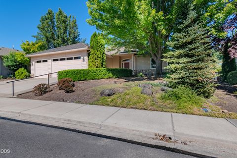 Tiny photo for 401 Golf View Drive, Medford, OR 97504 (MLS # 220225371)