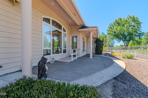 Tiny photo for 401 Golf View Drive, Medford, OR 97504 (MLS # 220225371)