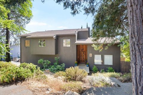 Tiny photo for 956 NE Beacon Drive, Grants Pass, OR 97526 (MLS # 220214226)