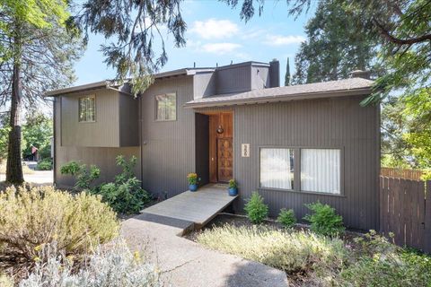 Tiny photo for 956 NE Beacon Drive, Grants Pass, OR 97526 (MLS # 220214226)