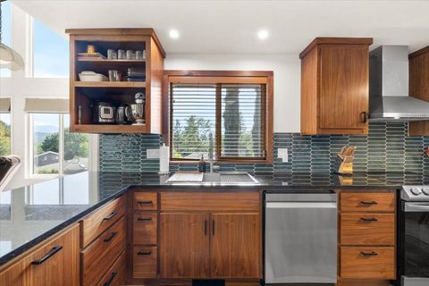 Tiny photo for 956 NE Beacon Drive, Grants Pass, OR 97526 (MLS # 220214226)