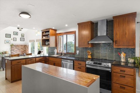 Tiny photo for 956 NE Beacon Drive, Grants Pass, OR 97526 (MLS # 220214226)