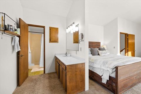 Tiny photo for 956 NE Beacon Drive, Grants Pass, OR 97526 (MLS # 220214226)