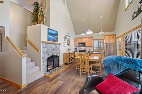 Tiny photo for 57499 Circle Four Lane #26, Sunriver, OR 97707 (MLS # 220225297)