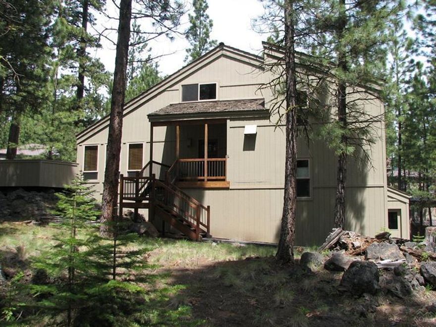Welcome to Golf Home 275. This Black Butte Ranch home has it all! Newly expanded and remodeled kitchen, wood floors, stone fireplace, four spacious bedrooms, two deck areas and oversized double garage. Wonderful location near Paulina Pool/Tennis, and Paulina Springs walking and bike trail. Turnkey with beautiful furnishings and fully equipped kitchen. A great home at a great price!