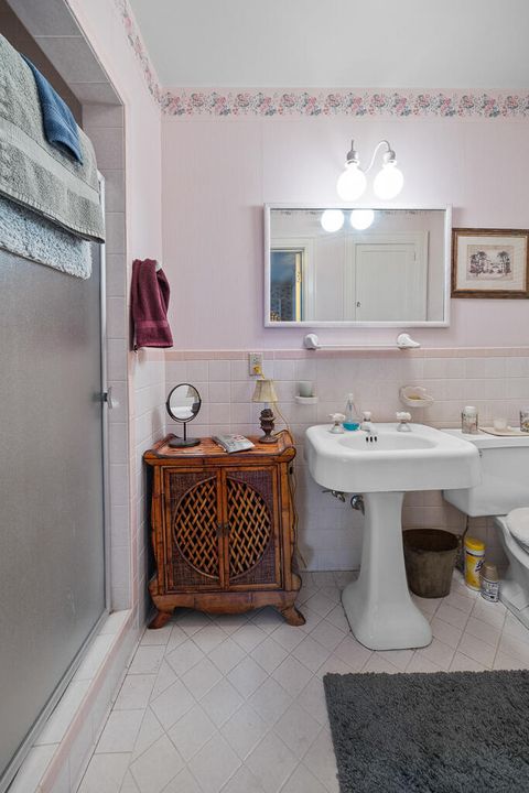 Tiny photo for 79 Washington Street, Klamath Falls, OR 97601 (MLS # 220212566)